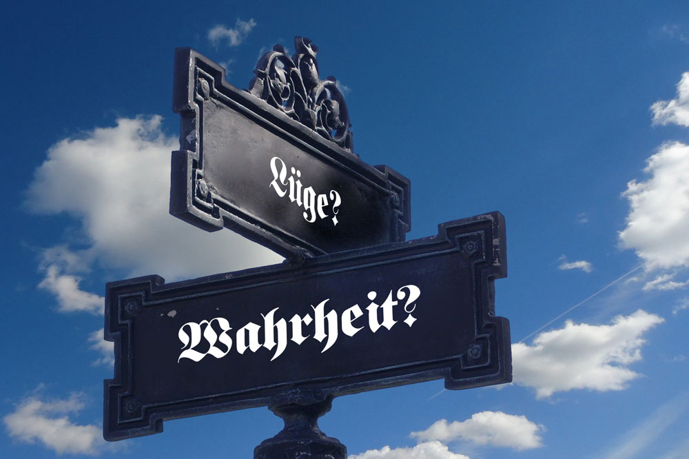 Wahrheit und Lüge auf einem Wegweiser