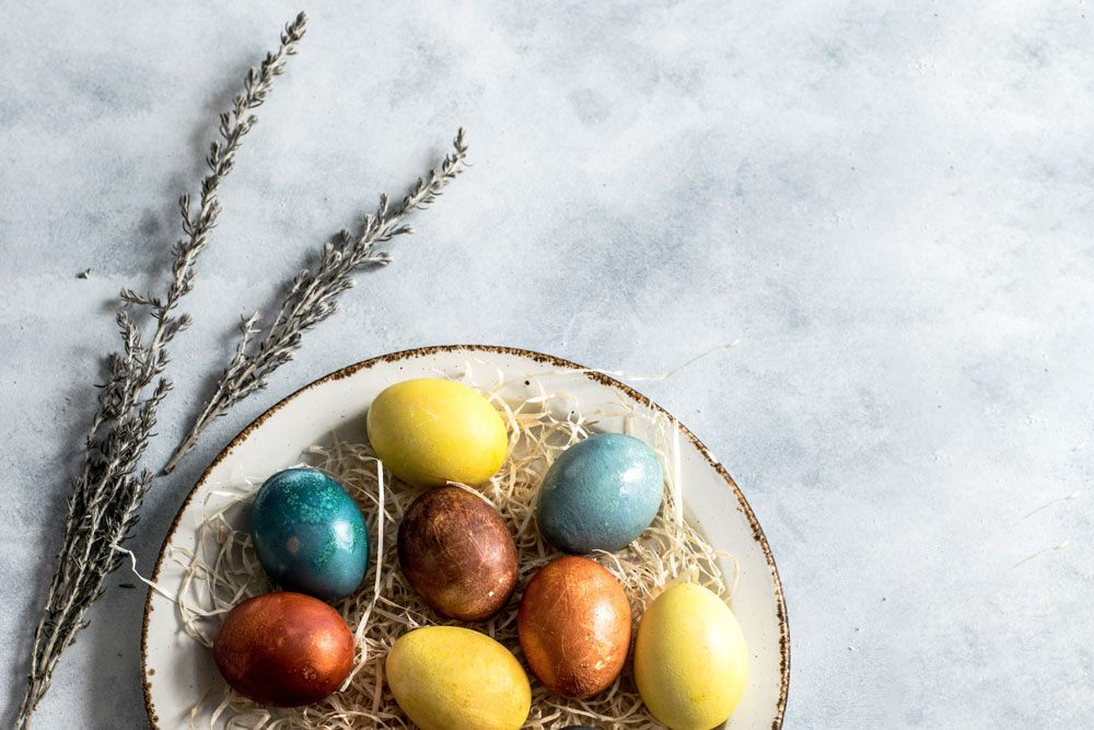 Bunte Ostereier auf Teller