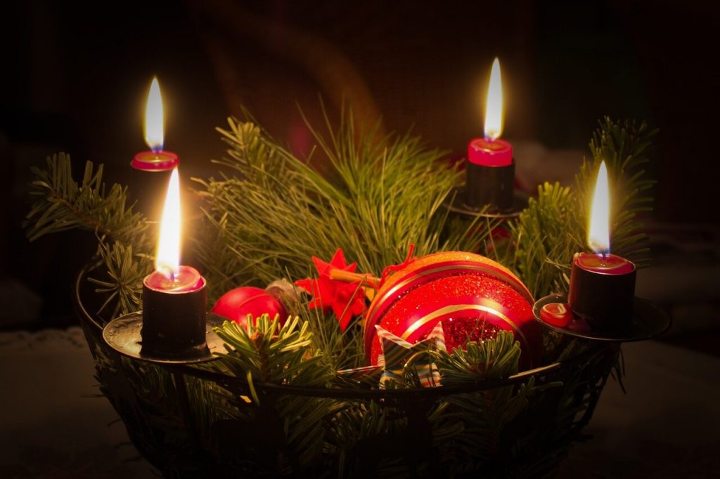 4 weihnachtliche Kerzen